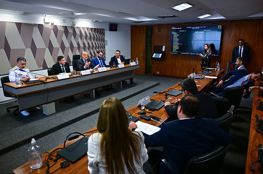 Participantes reunidos em sala de comissão do Senado.